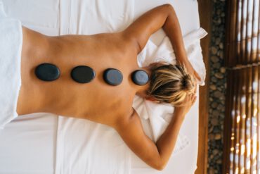 Kruidenstempel massage